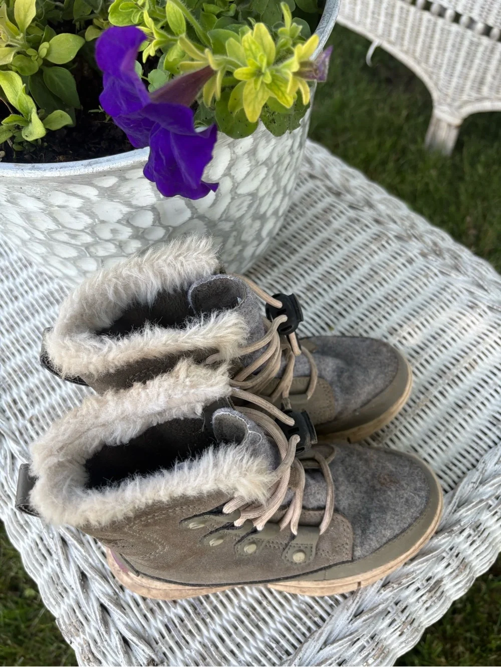 Sorel kids green suede boots